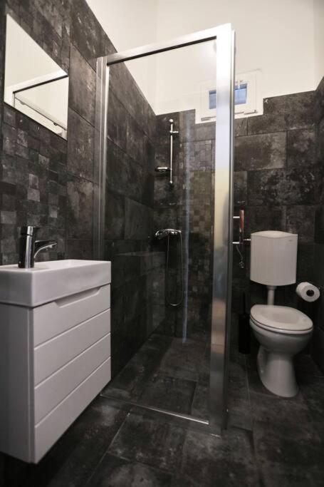Unwind In Style W Sauna Dsgn 2Br Home Budapeşte Dış mekan fotoğraf