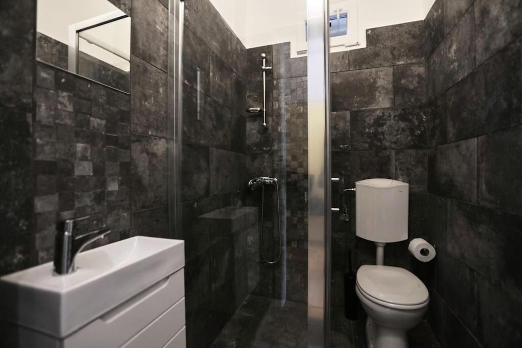Unwind In Style W Sauna Dsgn 2Br Home Budapeşte Dış mekan fotoğraf
